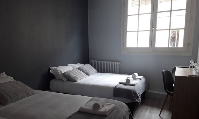 Chinon Bed & Breakfast | Quad room-Classic-Ensuite-City view