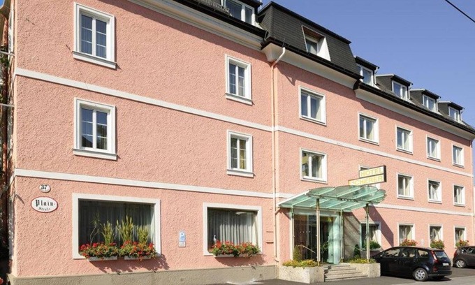 Elisabeth-Vorstadt House | Quadruple room with shower and bath, toilet - clipper, hotel