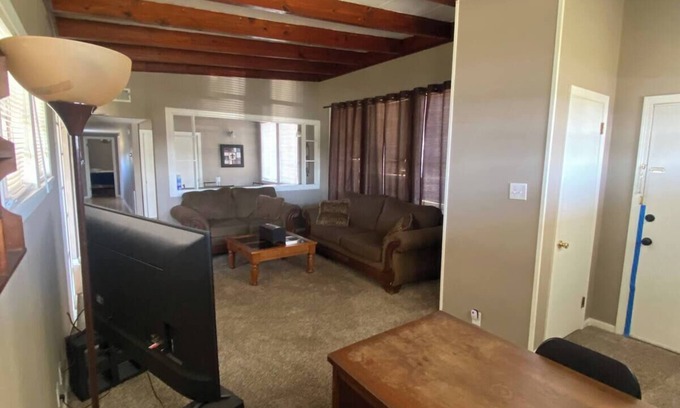 Sulphur House | Quaint 2/1 Cottage. Has full Kitchen, Washer/Dryer, WiFi & BBQ Grill