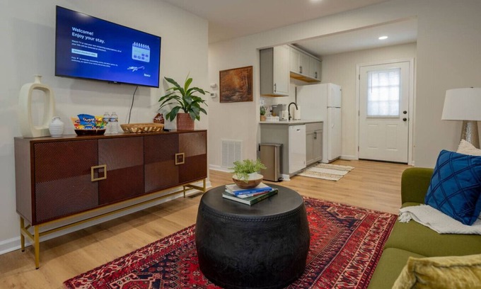 Peakland House | Quaint 3-BR Getaway | Free Parking + Free WiFi