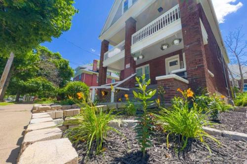 Niagara Falls Apartment | Quaint 3BR, 1 Bath near the falls