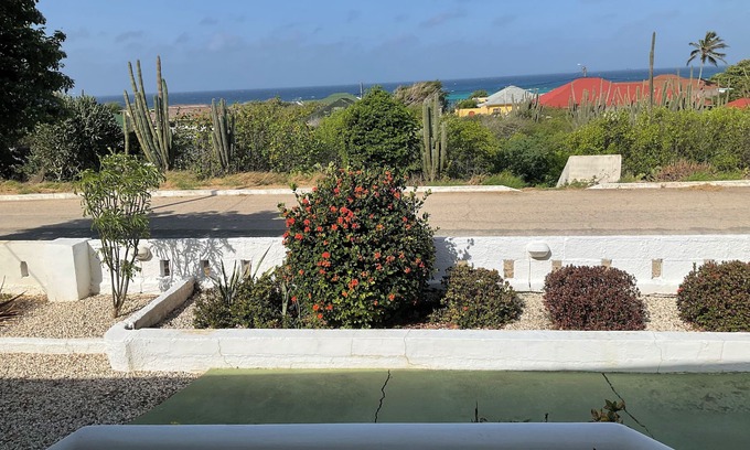 Sero Colorado House | Quaint bungalow overlooking the Caribbean. A short 8 minute walk to Baby Beach
