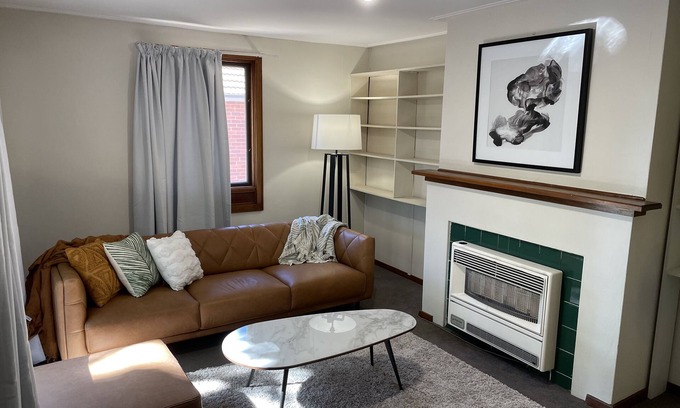 Yarralumla House | Quaint & Cosy Stay in leafy prestigious suburb