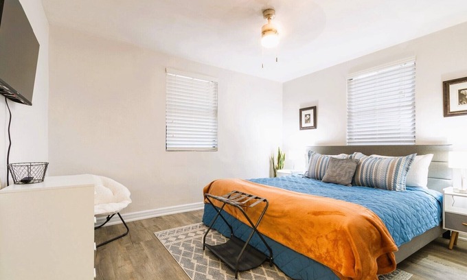 Gainesville House | Quaint Cottage-5 min to UF & Shands & VA Hospital.