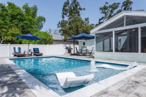 Vamo House | Quaint Cottage in a South Sarasota Neighborhood