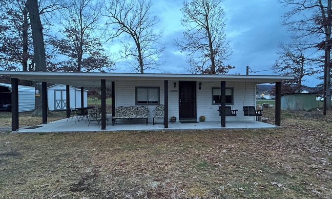 Moorefield House | Quaint cottage less than two miles from public river access, pet friendly!