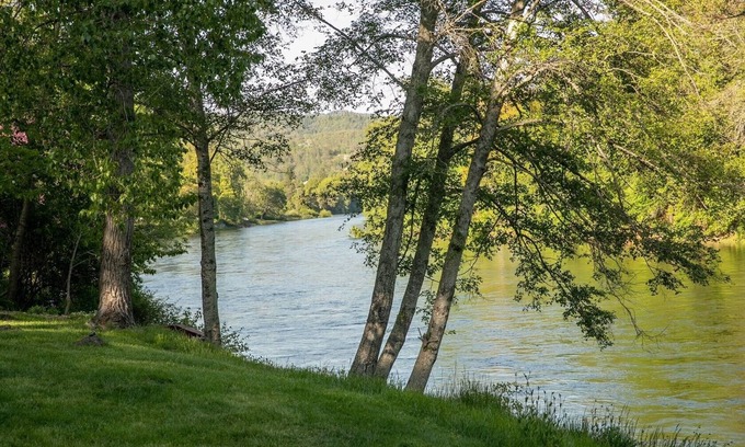 Grants Pass House | Quaint cottage on the beautiful Rogue River!