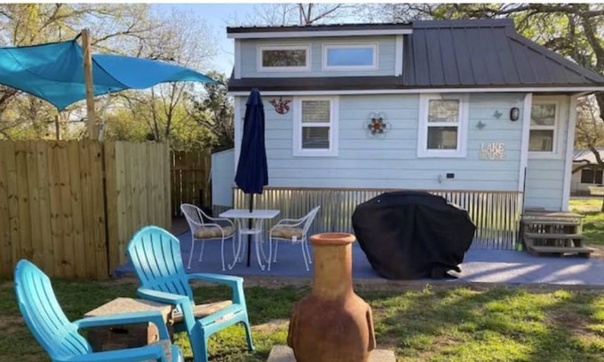 Burnet House | Quaint & Cozy 1-Bdrm Tiny Home- HOT TUB/SUPs/KAYAK
