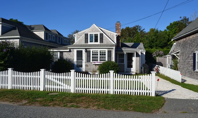 Chatham House | Quaint & Cozy Downtown Chatham Home, Walk to Town and Beaches