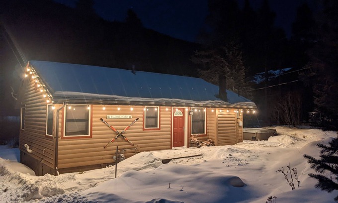 Blue River House | Quaint Dog Friendly Cabin with private sauna and hot tub 7 minutes from Breck