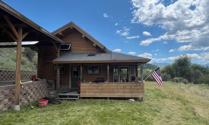 Cameron Cabin | Quaint Flyfishing cabin with WiFi near West Yellowstone