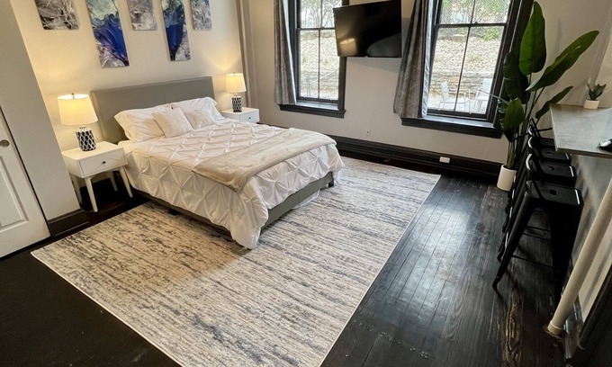 Walnut Hills Apartment | Quaint Garden of Eden Getaway