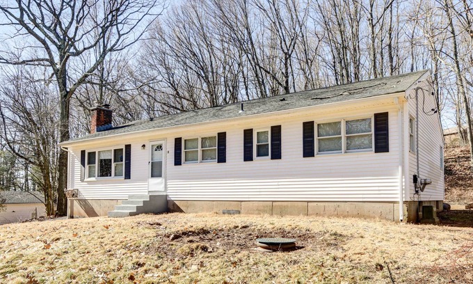 Hamden House | Quaint Hamden Home: 7 Mi to Yale University!