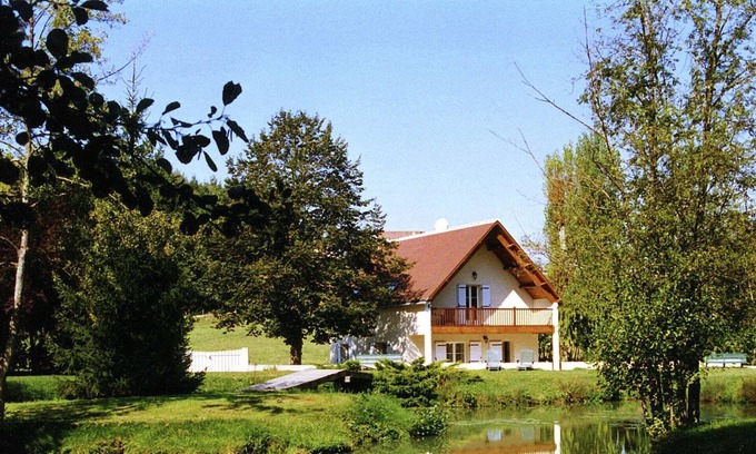 Faverolles House | Quaint Holiday Home in Faverolles with Pool and Pond