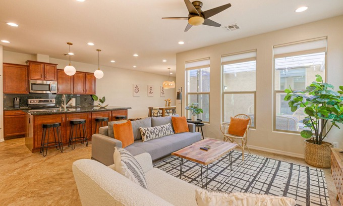 Provence House | Quaint home walking distance to Superbowl with patio, AC, W/D & pool access