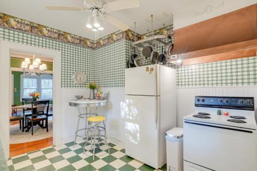 Jefferson House | Quaint Jefferson Duplex Walk to Downtown