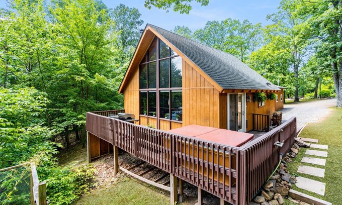Sleepy Hollow House | Quaint Loft Cabin w Hot Tub, FirePit, Deck & Grill