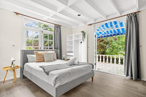 Lindfield House | Quaint Queen Room - Convenient Location in Lindfield - Shared Bathroom