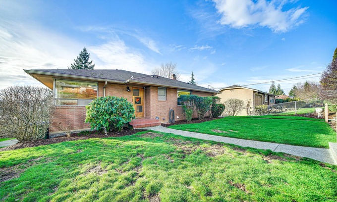 Renton House | Quaint Renton Home ~ 15 Mi to Downtown Seattle!