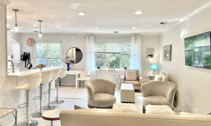 Southport Condo | Quaint Southport 1BR/1BTH Incl. utilities Rent Up to 10 months