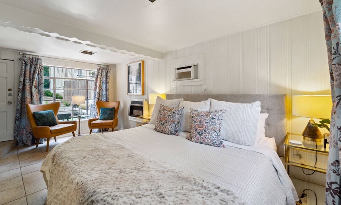 Clarksville House | Quaint Tree-Lined Studio in Historic Enfield