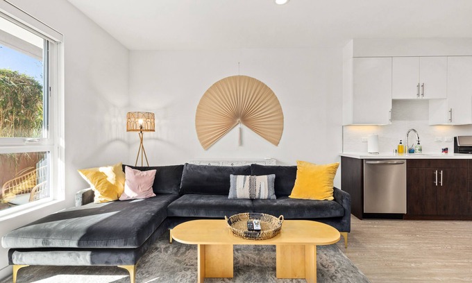 Carthay Circle Condo | Quaint & Unique 1BR Apartment