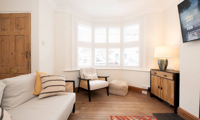 Fulwell and Hampton Hill House | Quaint Victorian Cottage great transport to London | Pass The Keys