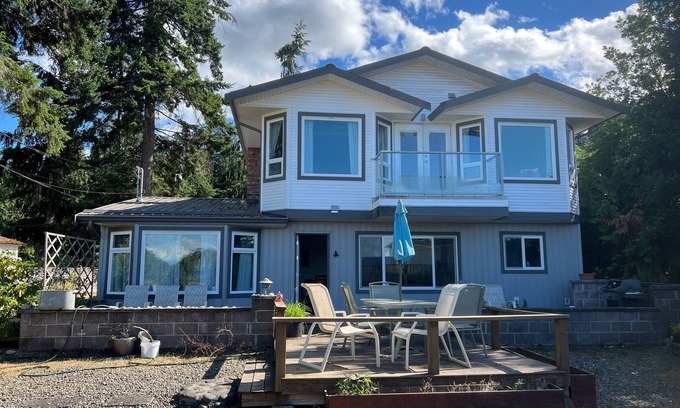 Regional District of Nanaimo House | Qualicum Bay Beach House