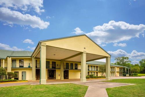 Heber Springs Hotel | Quality Inn & Conference Center