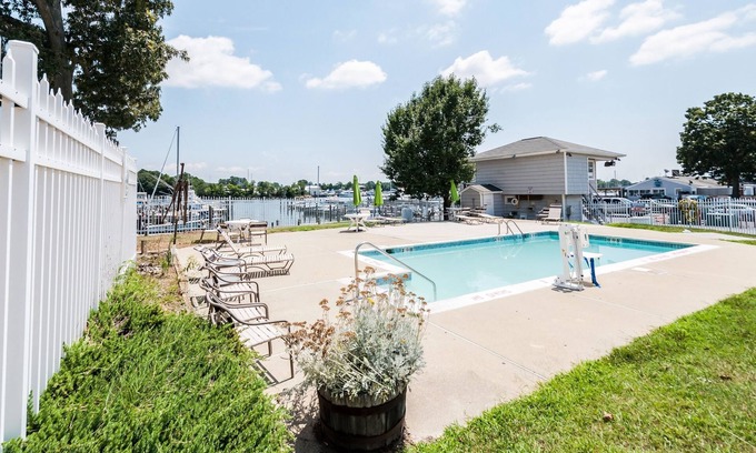 Solomons Hotel | Quality Inn Solomons - Beacon Marina