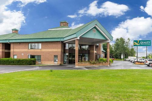 Hawkesbury Hotel | Quality Inn & Suites