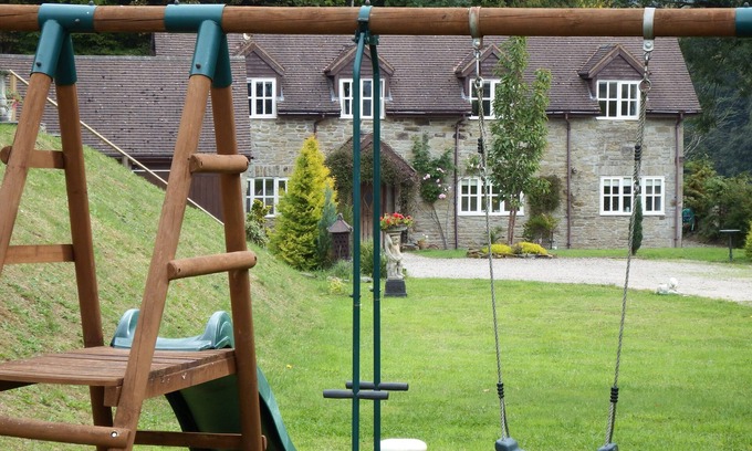 Presteigne House | Quarry House, peaceful rural retreat, country farmhouse cottage, sleeps 8-12
