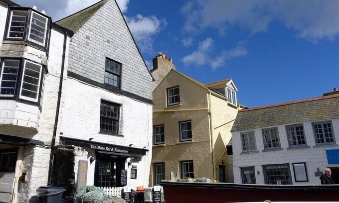 Port Isaac Cottage | QUAY COTTAGE, family friendly, with open fire in Port Isaac