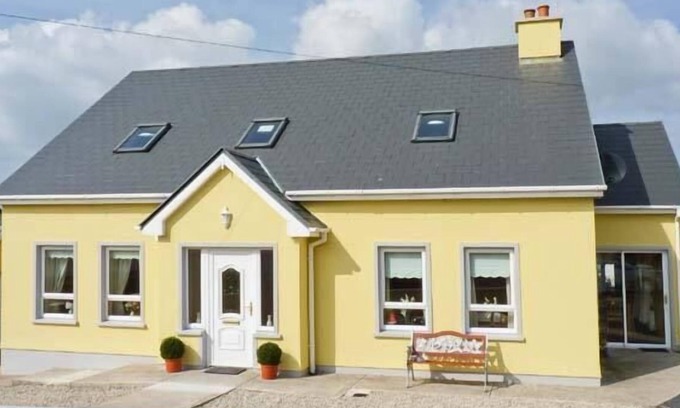 Dungloe House | QUAY ROAD COTTAGE, family friendly in Dungloe, County Donegal