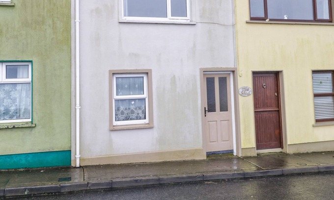 Roundstone Cottage | QUAYSIDE HOUSE, family friendly in Roundstone, County Galway