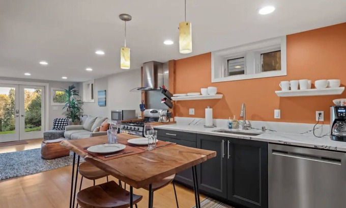 North Queen Anne House | Queen Anne Chateau - Walk Everywhere 1BR Craftsman