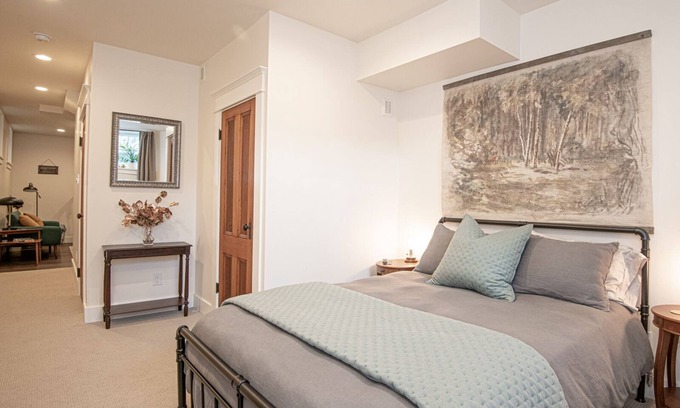 Alphabet Historic District Apartment | Queen Anne Guest Apt. In Historic District
