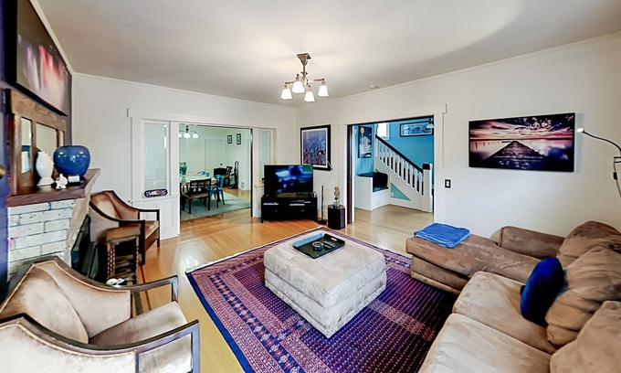 Queen Anne House | Queen Anne home with full kitchen, fireplaces, fenced yard with grill
