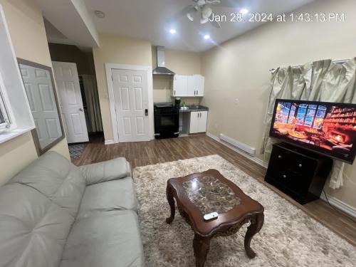 York Regional Municipality Apartment | Queen Bed Apartment with Seamless Living & Kitchen