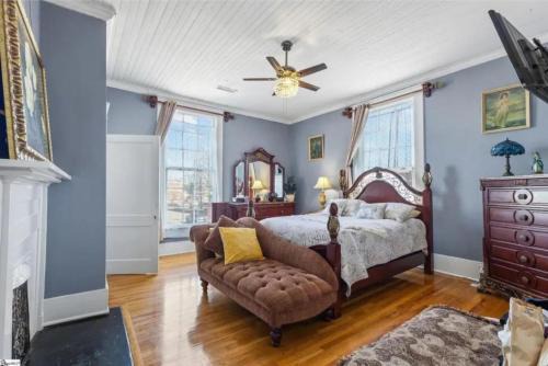 Anderson House | Queen Bed Escape. Near Dining and Main Street