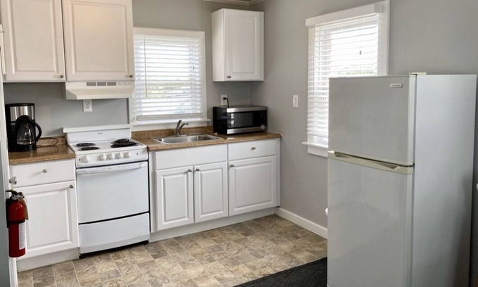 Buxton House | Queen bed, Kitchenette 100 Meters From Oceanfront