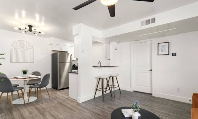 Chesterfield Place Apartment | Queen Bed, Parking, Pool, Golf, Hospital, College. 948 E Devonshire Ave Unit 139