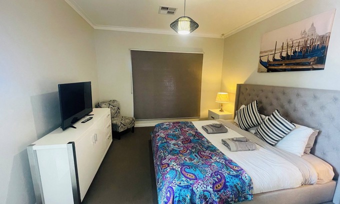 Woodville South House | Queen Lizzy Townhouses - 6