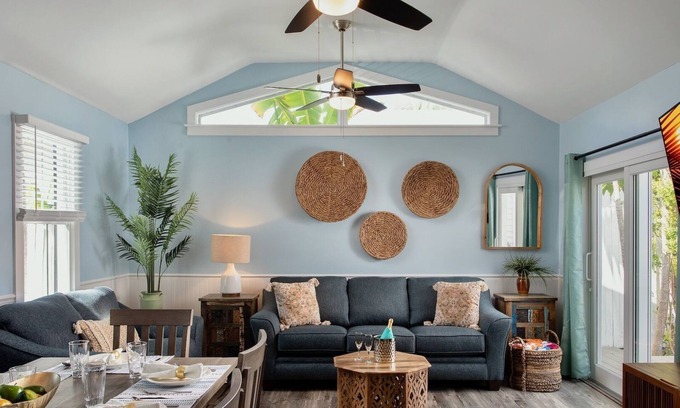 Uptown - Upper Duval House | *QUEEN OF LOUISA @ DUVAL* Home in Old Town & Private Pool + LAST KEY SERVICES
