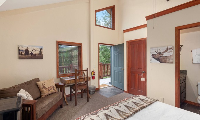 Olney Hotel | Queen - Queen bedroom with private bathroom, mini fridge