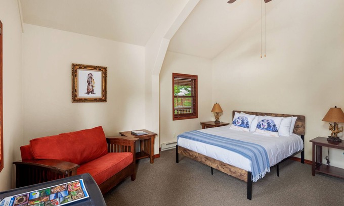 Olney Hotel | Queen - Queen bedroom with private bathroom, mini fridge