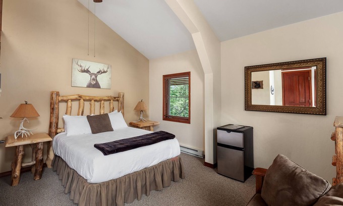 Olney Hotel | Queen - Queen bedroom with private bathroom, mini fridge