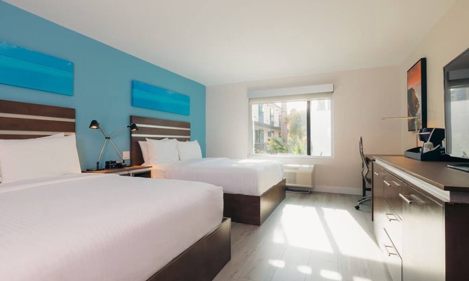 Harbor Hotel | Queen Queen Suite, The Cove | Minutes to Metro, Aquarium & Pike Outlets