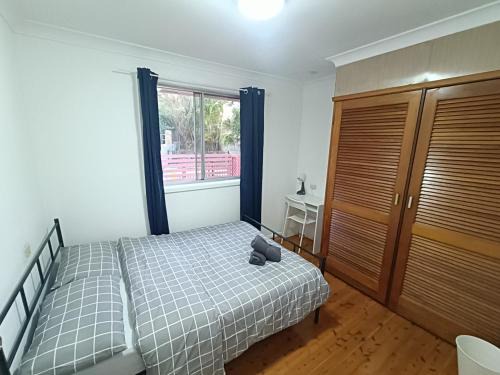 Carlingford House | Queen Room in Spacious House - Close to Shops and Station - NC6