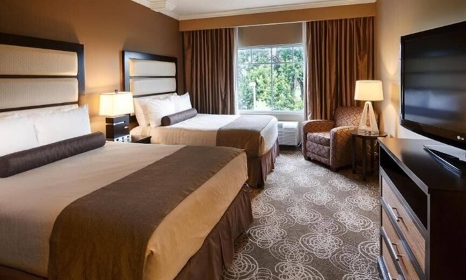 Miami Springs Apartment | Queen Room Near Curtiss Mansion MIA